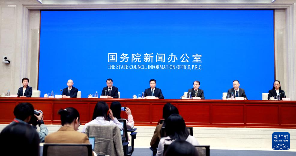 4月27日，国务院新闻办公室在北京举行新闻发布会，商务部副部长盛秋平、财政部税政司司长贾荣鄂、文化和旅游部产业发展司司长缪沐阳、海关总署口岸监管司司长夏俊、税务总局货物和劳务税司司长谢文、中国民航局运输司司长徐青介绍优化离境退税政策扩大入境消费有关情况，并答记者问。新华社记者 潘旭 摄