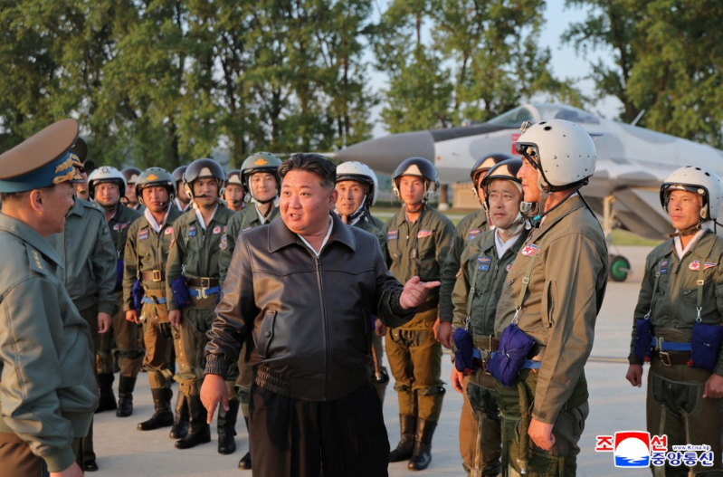 金正恩指导空军训练。 路透社