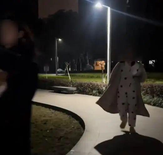 男子称质问女子遛狗不牵绳被打耳光