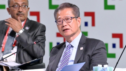 陈茂波在亚开行年会的理事会全体大会上发言。 政府新闻处 陈茂波在亚开行年会的理事会全体大会上发言。 政府新闻处