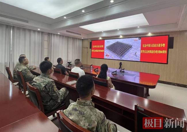 襄阳学子在阅兵式上唱襄阳人写的歌