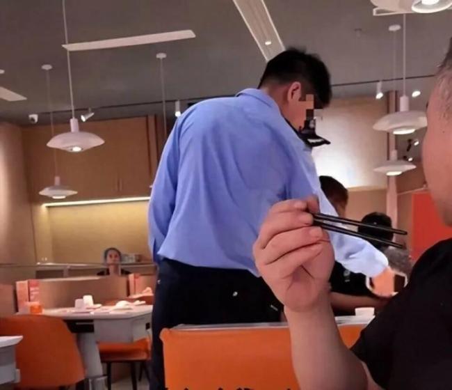 青岛小伙吃饭被误抓