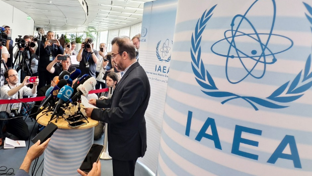 伊朗驻国际原子能机构 (IAEA) 大使纳杰菲在奥地利维也纳总部见记者。
