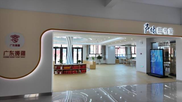 广州新城实验中学声像图书室。图源：广东援疆