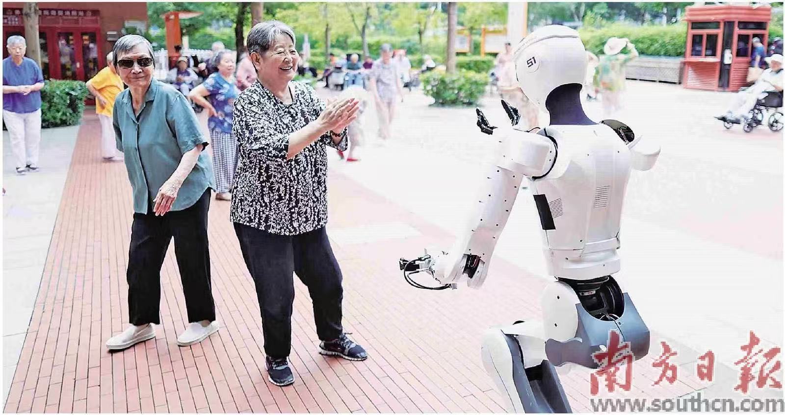 星尘智能人形机器人走进养老院,陪老人打太极、跳广场舞。受访者供图