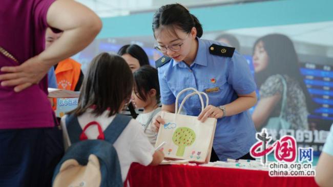 成都东站工作人员提醒乘客不要打伞