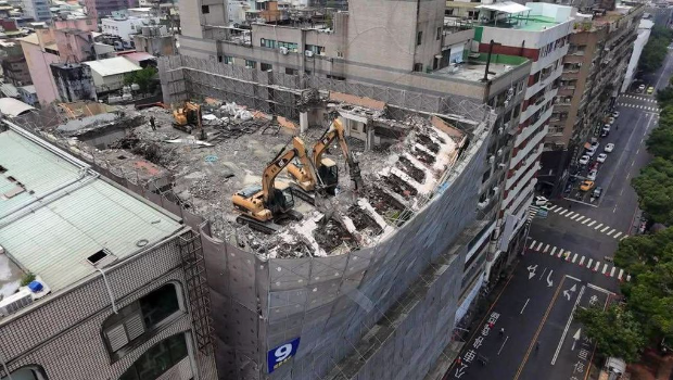 台中大楼拆除工程鹰架严重倾斜。 台中大楼拆除工程鹰架严重倾斜。
