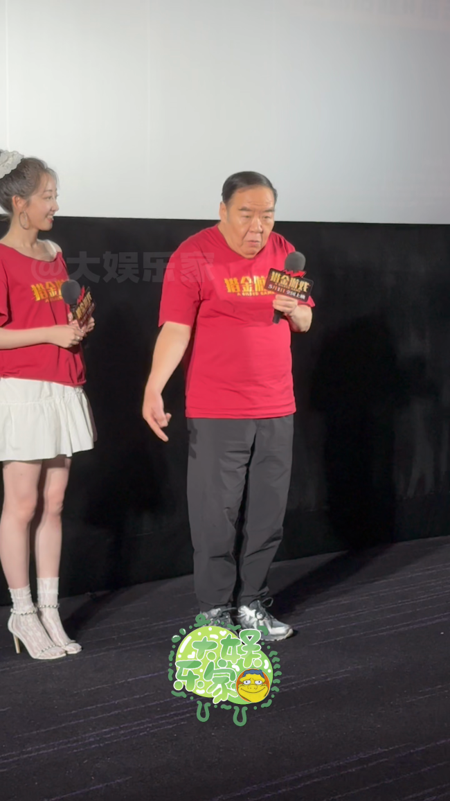 郑则仕重现肥猫甩手点烟动作，优雅永不过时