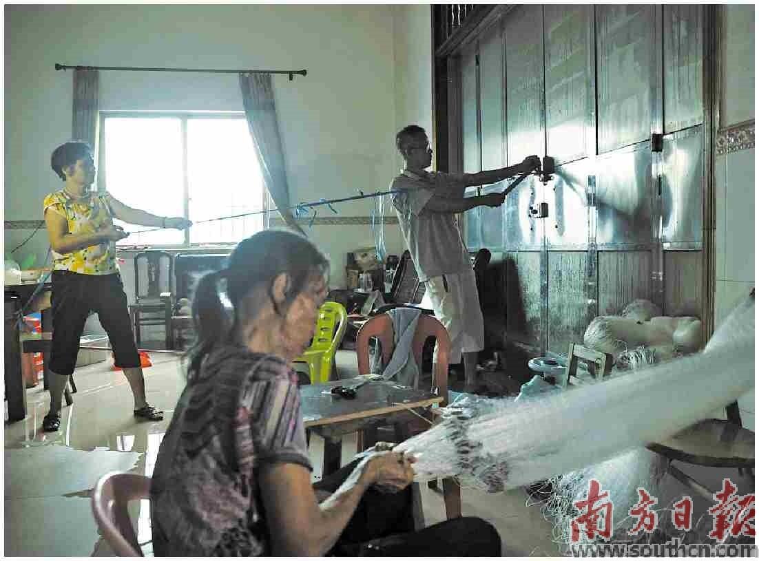 湛江吴阳镇,村民在家防风,利用绳子牵引住门,防止被吹跑。南方日报记者 吴明 摄