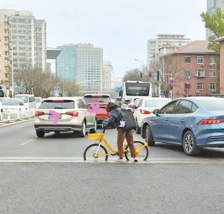 北京一桥面再现自行车卡路里女子骑自行车卡进路面缝隙