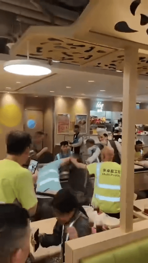 事发于昨日(4月9日)中午12时许,将军澳康城商场内一大家乐餐厅。FB:香港突发事故报料区2.0 事发于昨日(4月9日)中午12时许,将军澳康城商场内一大家乐餐厅。FB:香港突发事故报料区2.0