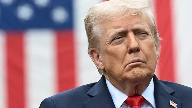 特朗普厕所门口受访被人推门撞到