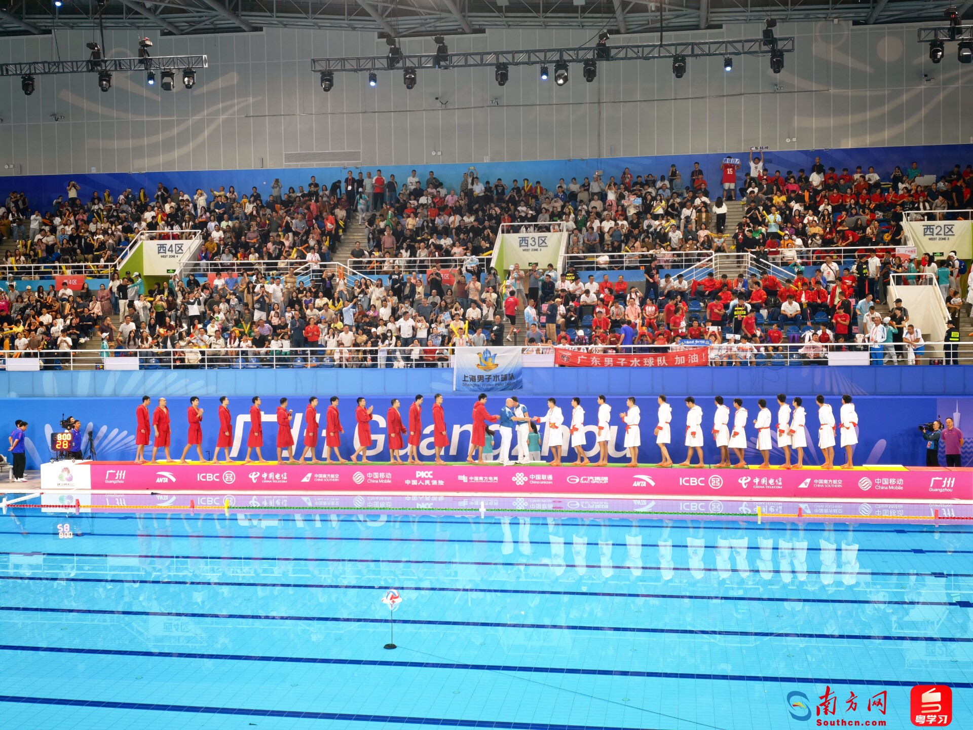 开赛前，广东队与上海队握手。