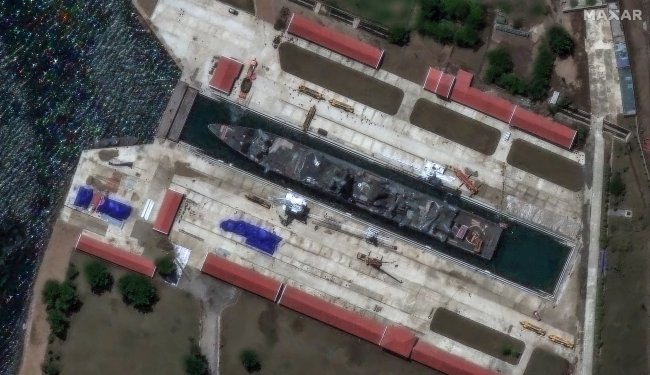 点击查看大图 朝鲜驱逐舰抵达罗津造船厂船坞