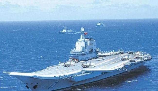 山东舰抵港 甲板排出“国安家好”