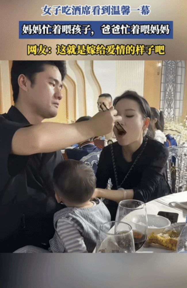 妈妈忙着喂孩子爸爸忙喂妈妈 家庭角色新变化