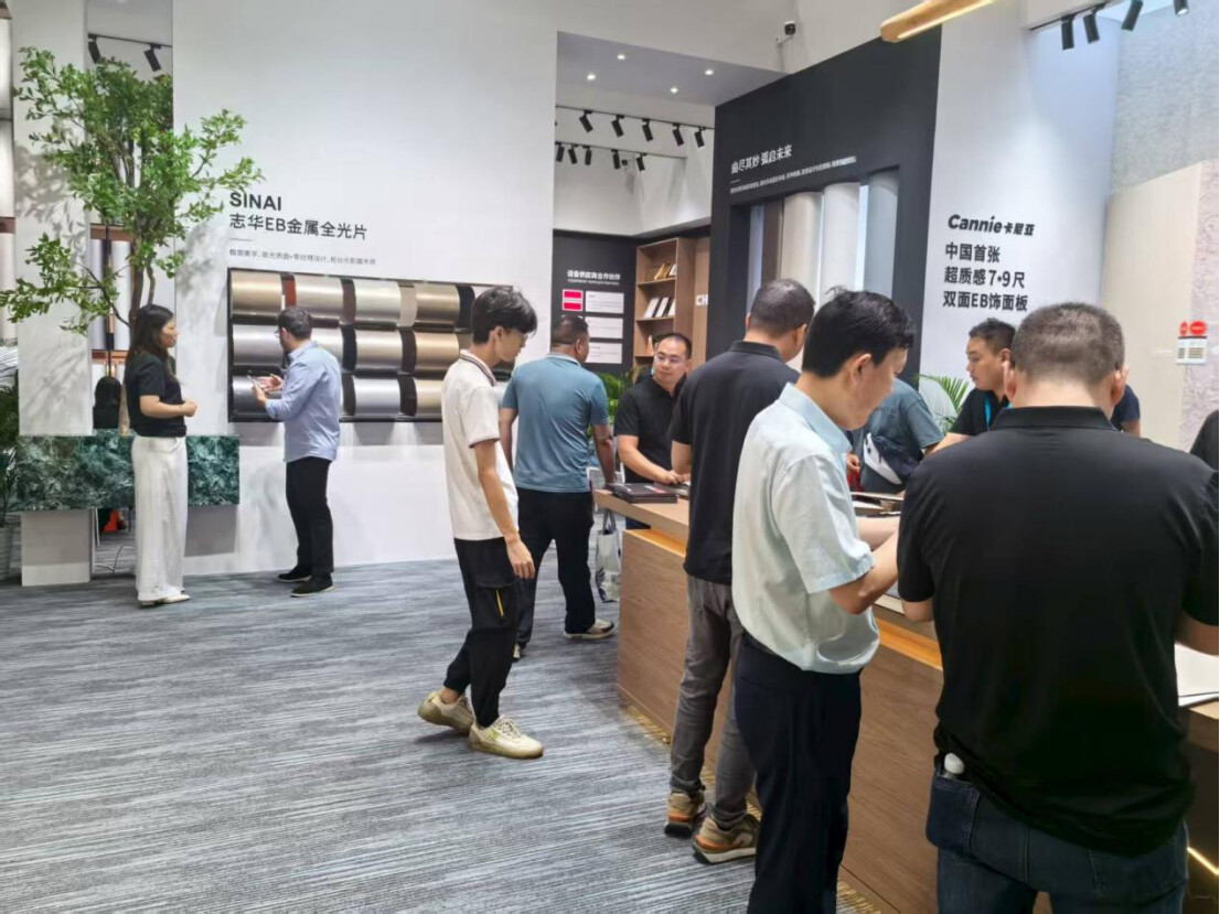 建博会上，志华集团展台前人头攒动。