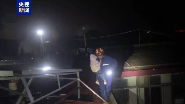 甘肃榆中暴雨消防逐户转移群众