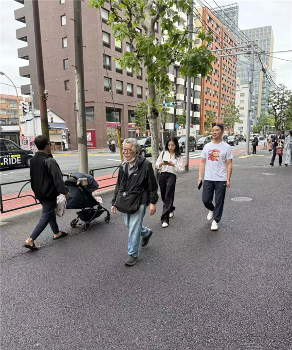 刘强东穿猪猪侠衣服在日本被偶遇