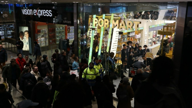 英国有顾客在分店外通宵排队争抢Labubu，引发混乱场面