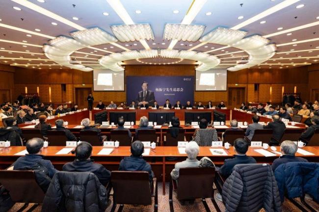 翁帆追忆杨振宁 含泪发言几度哽咽