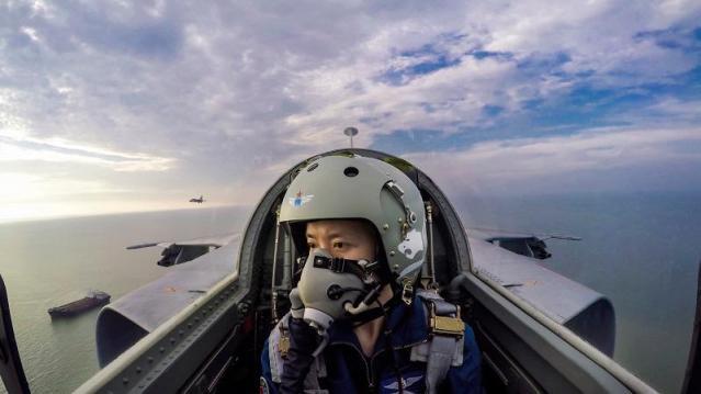95后战机女飞阅兵第一个飞过天安门