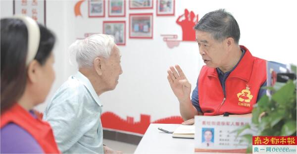 广州市海珠区素社街退役军人服务站，“红棉老兵”吴总记（右一）参与来访接待、矛盾调解工作。 通讯员供图