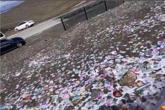 多人在草原上抛撒纸片 林草局介入