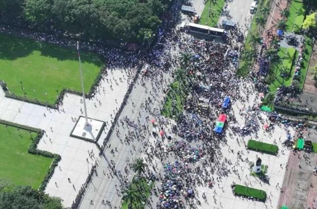 法媒：马科斯表弟辞职后，菲律宾再爆发抗议活动，军方宣布“红色警戒”状态