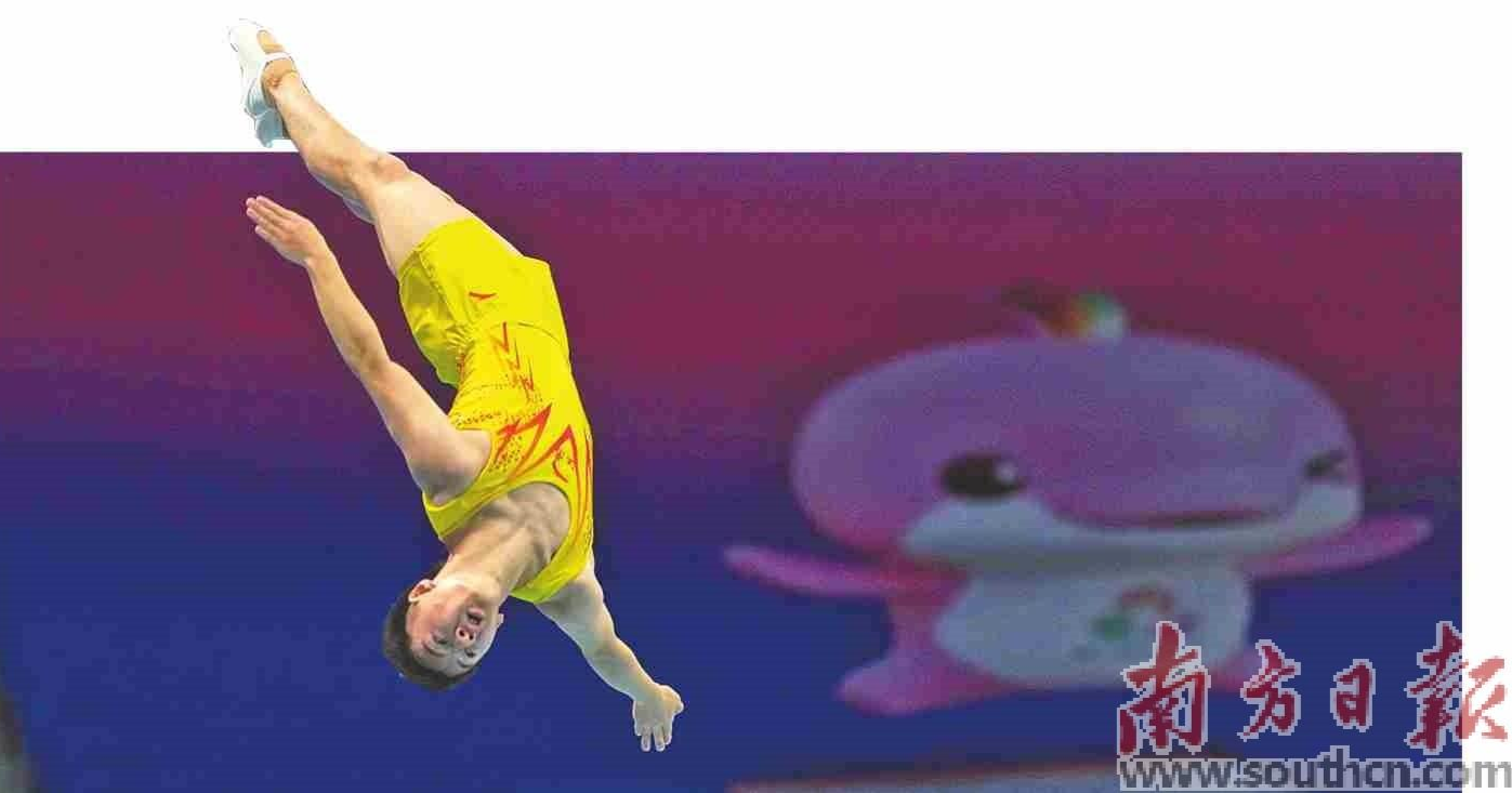 运动员在十五运会蹦床项目比赛中。南方日报记者 姚志豪 郑新洽 摄
