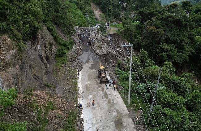 墨西哥发生大客车坠谷事故 致10死32伤