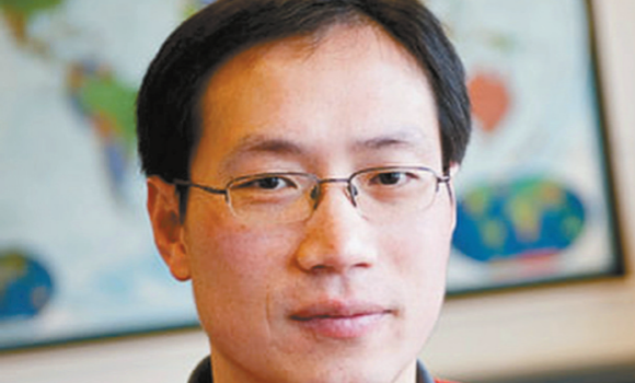 FBI与国安部探员在3月28日联合行动，突击搜查印第安纳大学华裔电脑教授王晓峰夫妇两处寓所，大学同日亦以王晓峰另有聘职为由将其解雇。