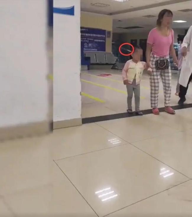 卫健局回应水果刀插入3岁女童颅脑