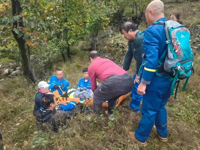 惊险！北京60岁女子爬野山从10米高山坡滑坠