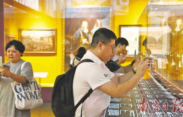  “典雅之冠：18世纪意大利萨沃伊王朝的宫廷生活与艺术”展览现场，观众在展品前拍照。南方日报记者 仇敏业 摄