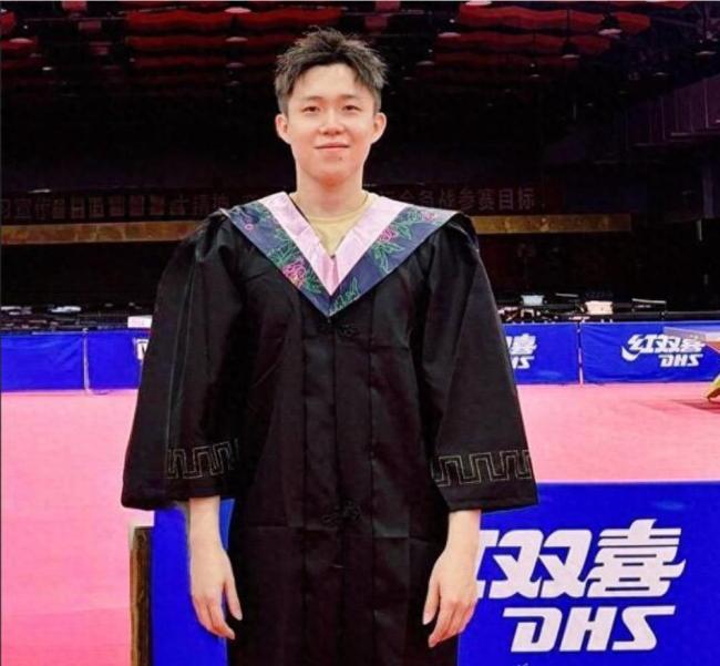 王楚钦同桌准备了球拍和签字笔