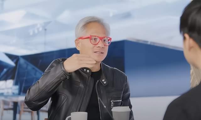 黄仁勋发出警告,中国芯片仅落后“几纳秒”,美国封锁策略被打脸