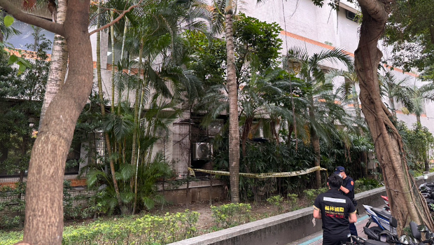 北市忠孝医院冷气室外机上躺“腐烂男尸”,警急封锁现场。 北市忠孝医院冷气室外机上躺“腐烂男尸”,警急封锁现场。