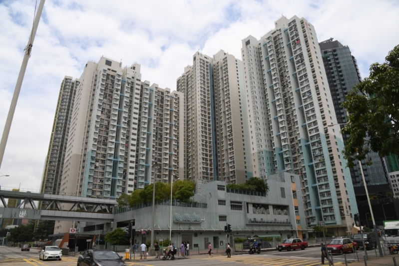 据了解，房委会资助房屋小组委员会明日将开会审议收紧公屋富户政策。