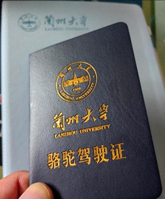 兰大回应学生持证骑骆驼上学！
