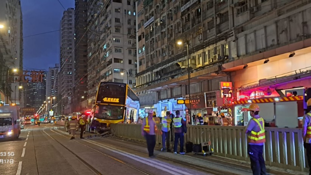 一辆A11号机场巴士沿英皇道行驶,至新光戏院对出时撞毁路中石壆。 一辆A11号机场巴士沿英皇道行驶,至新光戏院对出时撞毁路中石壆。