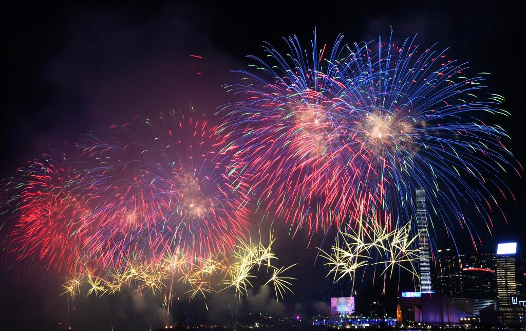 10月1日，香港国庆烟花汇演在维多利亚港举行。新华社记者 陈铎 摄
