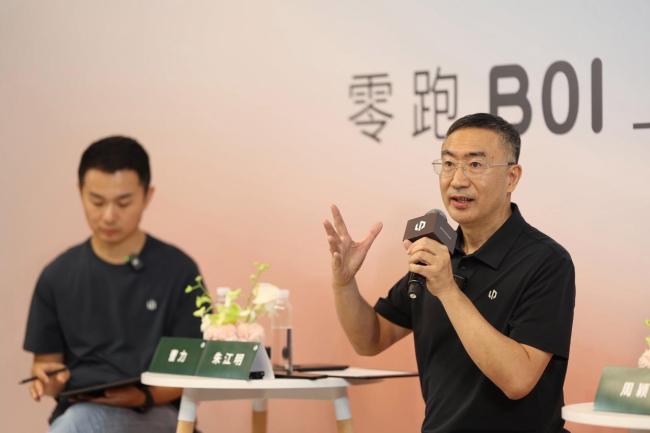零跑向小鹏MONA开了一枪