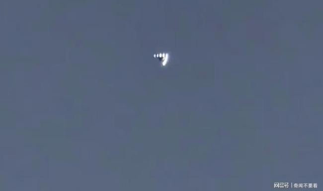 美国洛杉矶上空现V形“UFO”