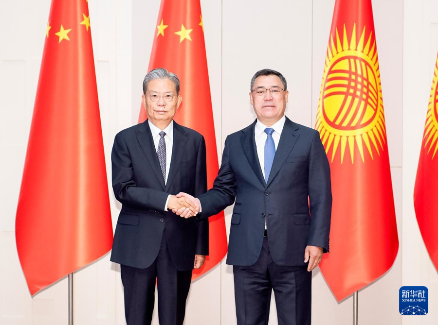 7月23日至24日,应吉尔吉斯斯坦议长图尔贡别克乌鲁邀请,全国人大常委会委员长赵乐际对吉尔吉斯斯坦进行正式友好访问。这是7月24日,赵乐际在比什凯克会见吉尔吉斯斯坦总统扎帕罗夫。新华社记者 李涛 摄