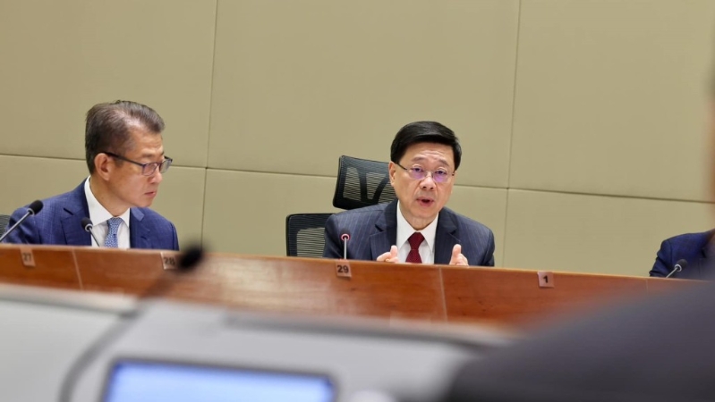 李家超举行政府高层内部学习分享会，分享学习全国两会精神的体会。 李家超FB图片