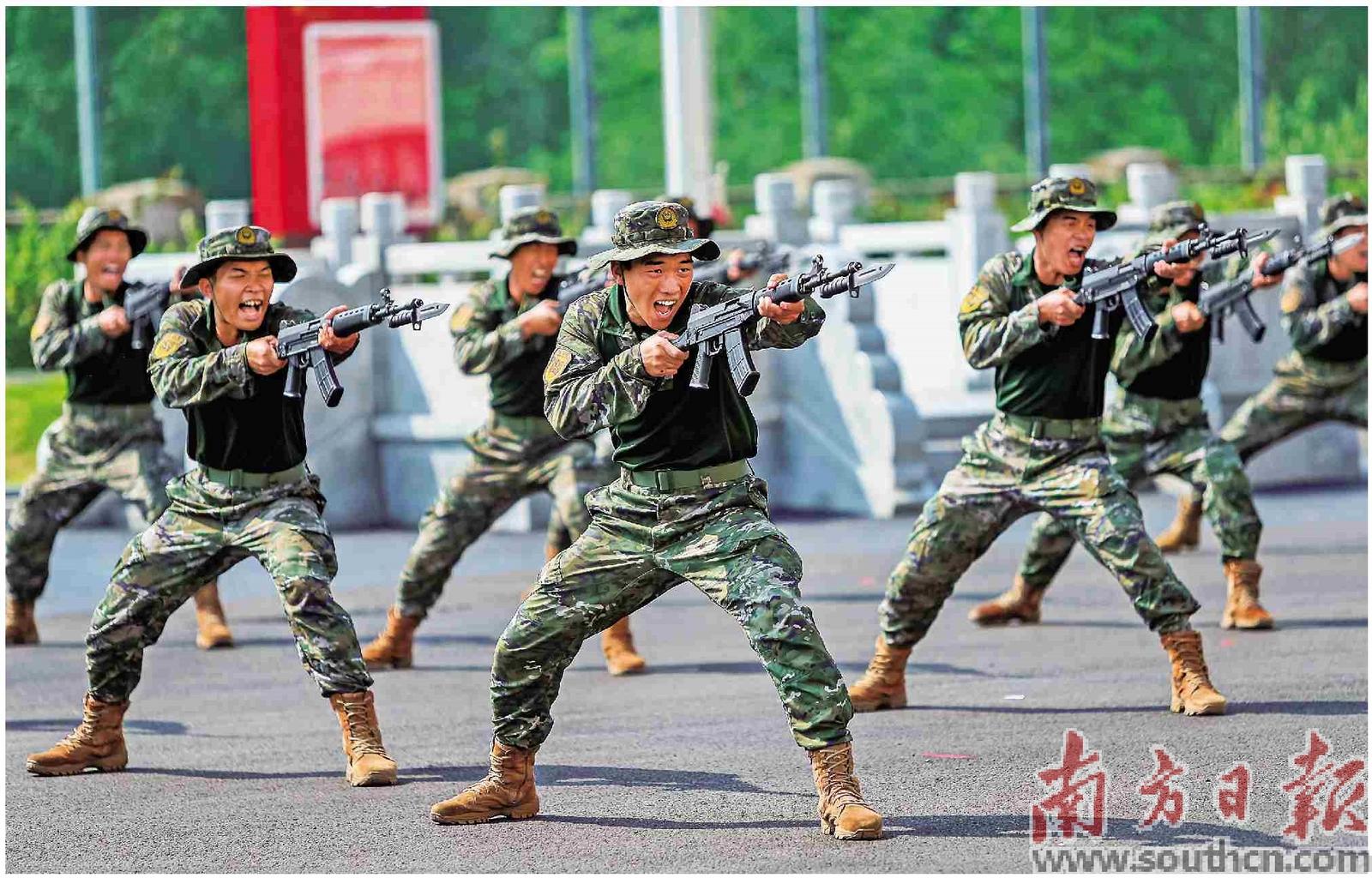 武警广东总队在“红色前哨连”开展港澳青少年进军营活动。图为刺杀操表演。南方日报记者 张冠军 通讯员 刘佳良 摄
