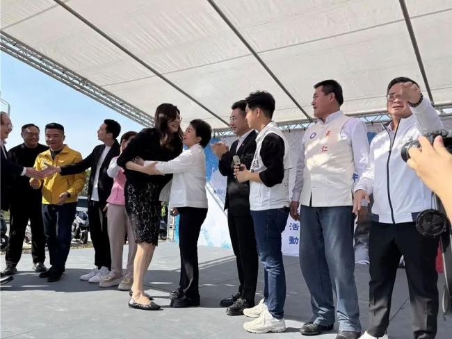 郑丽文卢秀燕同台3度拥抱驳不睦传闻