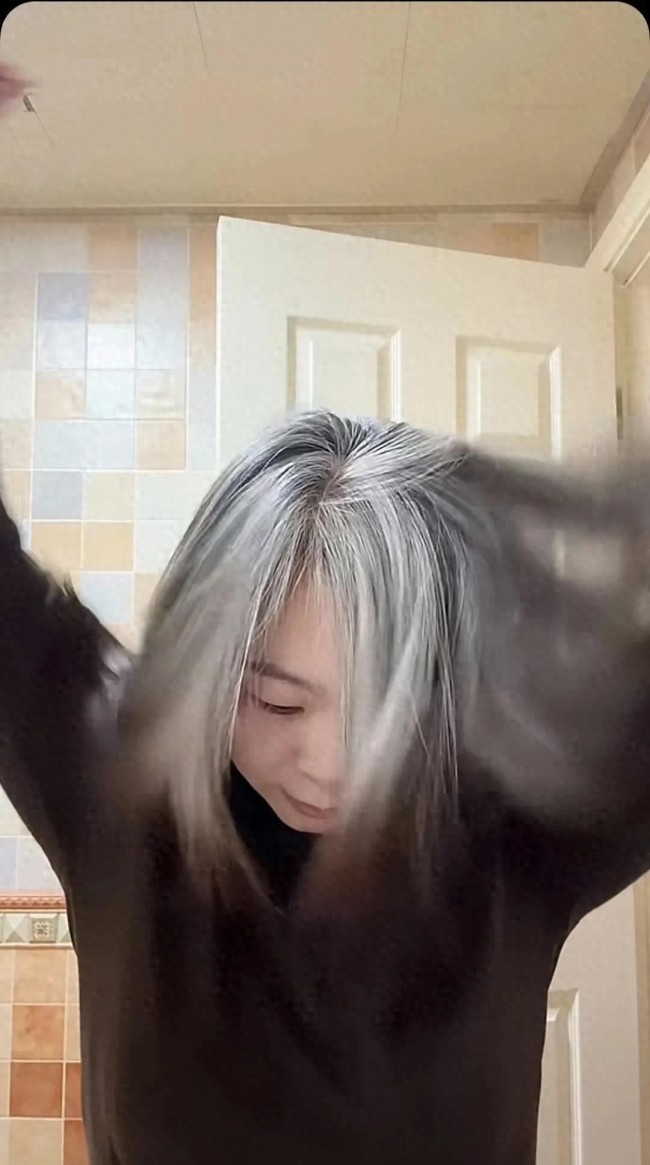 40岁女子晒养了13个月的白发