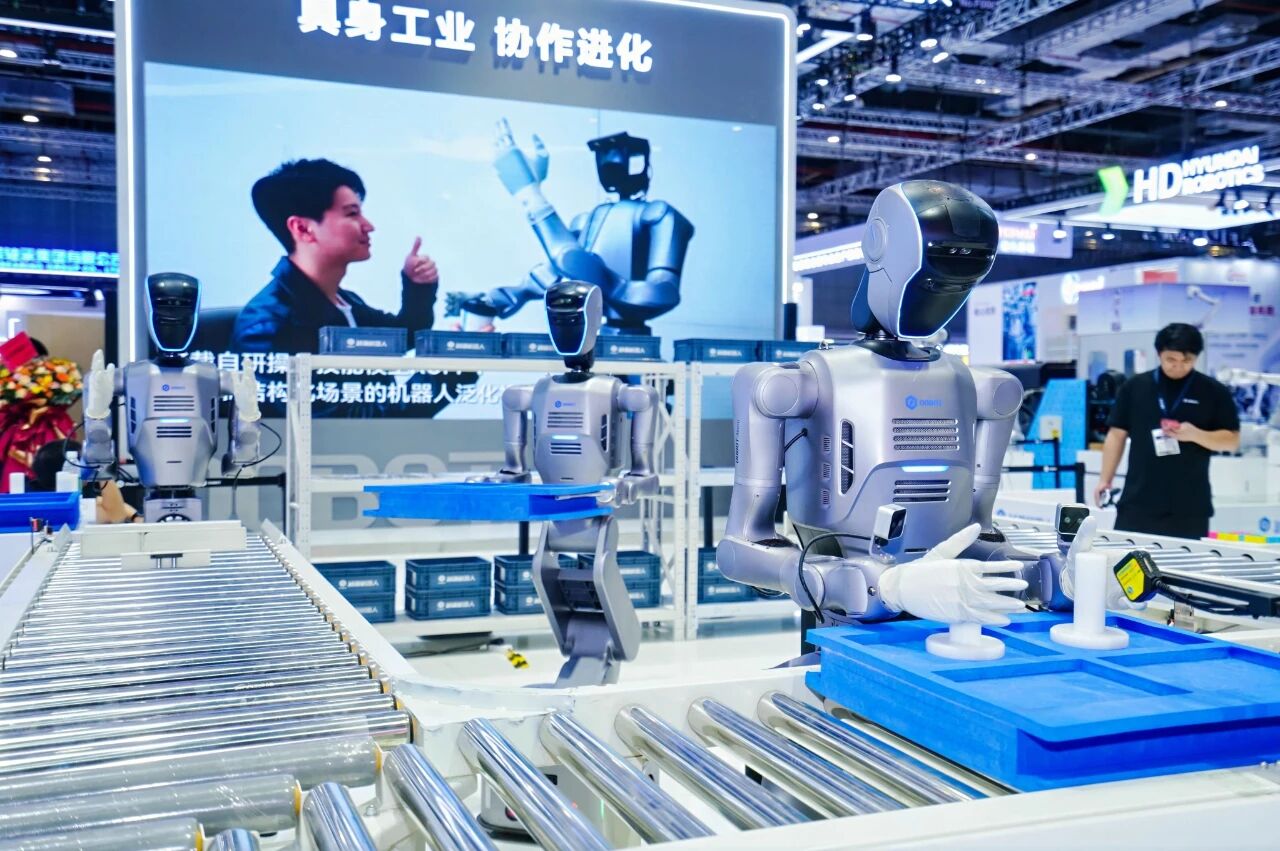 越疆在工博会上展出的多形态具身智能机器人“超级工厂”。图源越疆机器人微信公众号。